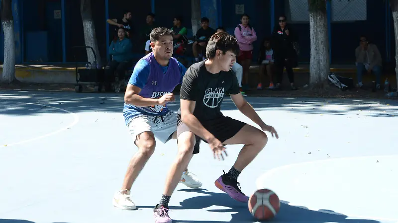 De principio a fin, las quintetas mantuvieron un ritmo rápido. 